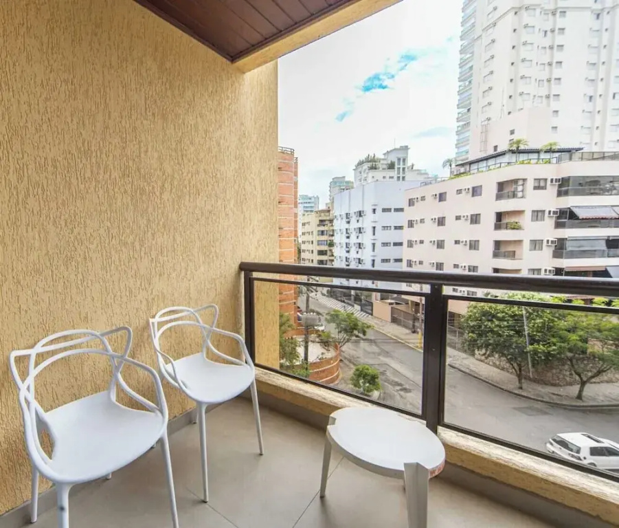 Apto com Garagem e Ar-condicionado a 600m da Praia