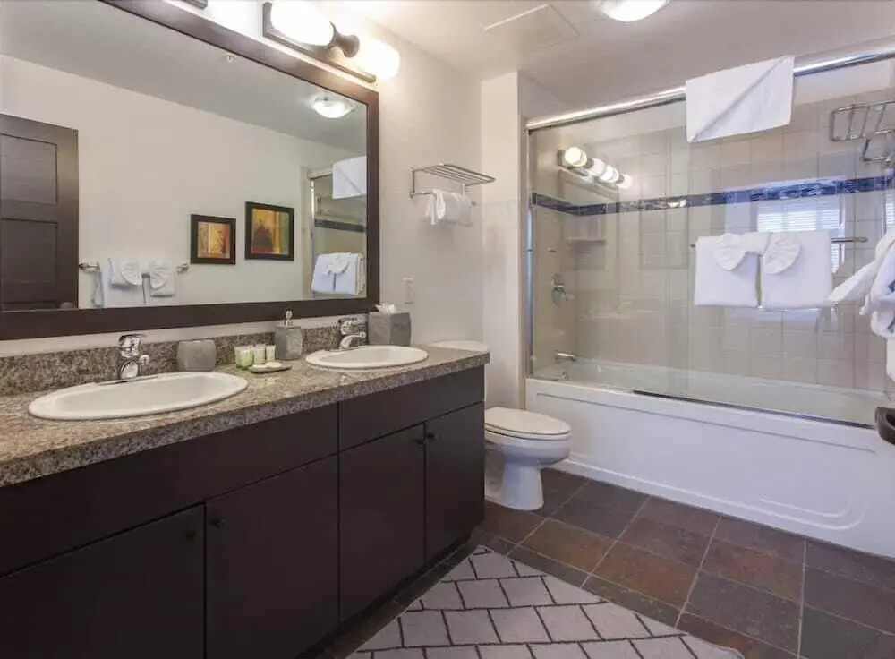 三間臥室，標準雙人床與雙層床