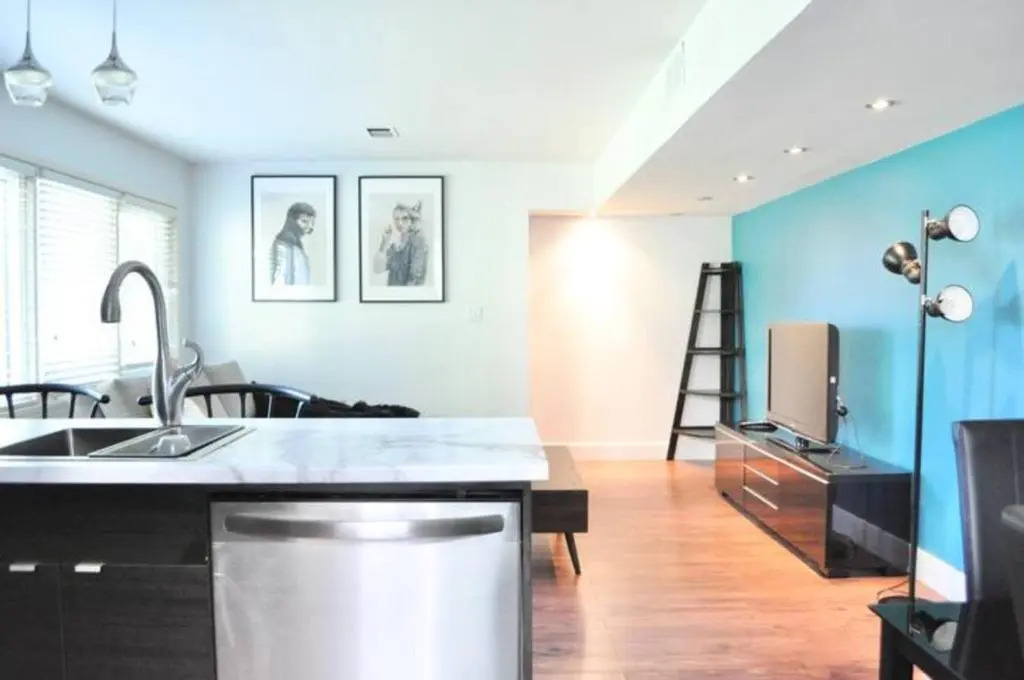 Cozy 1 BD Suite Centrally Located North Vancouver - фото 16