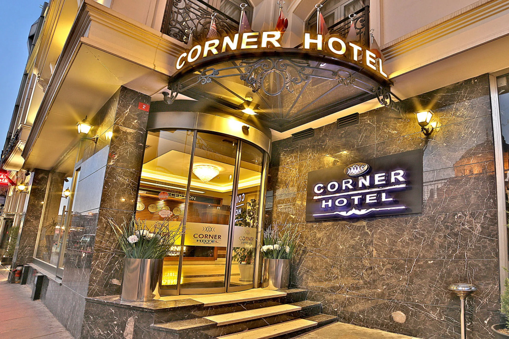 Corner Hotel — фото