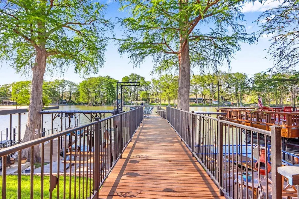 Amazing Lakefront Escape - A Stunner For Sleeps 14