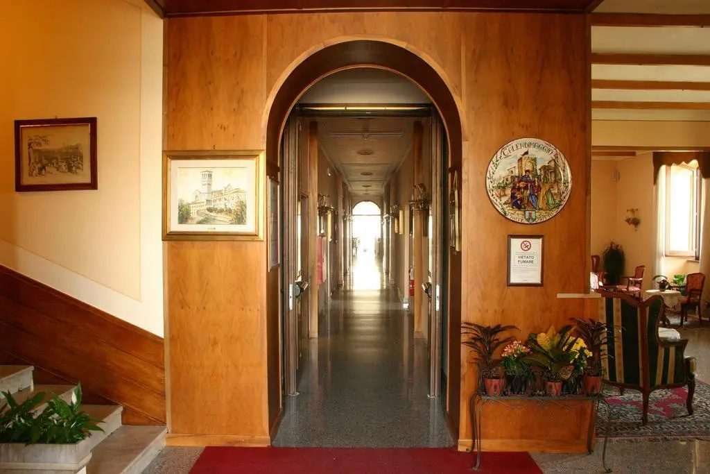 Lobby & Reception