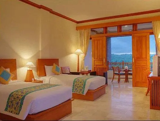 Deluxe room with pool view