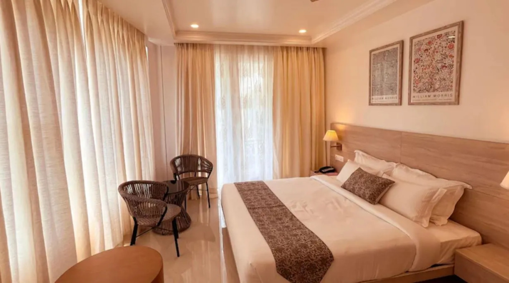 Deluxe Double room with balcony (full double bed)