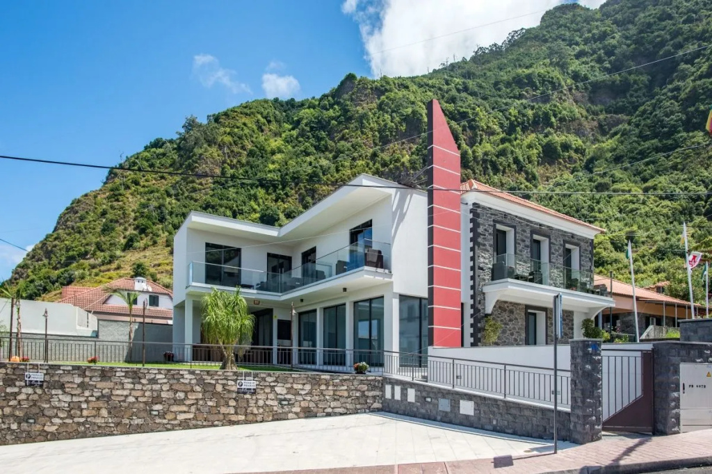 Enxurros House