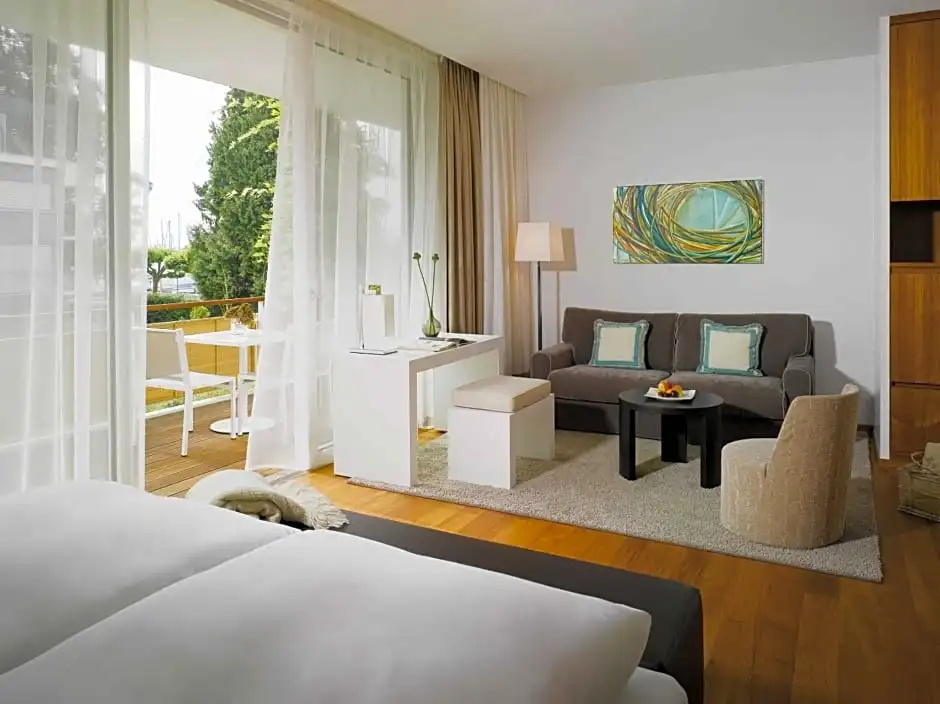 Standard Double room with lake view (full double bed)