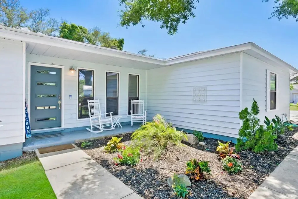 Walk to Beach BBQ Screened Patio Beach Gear