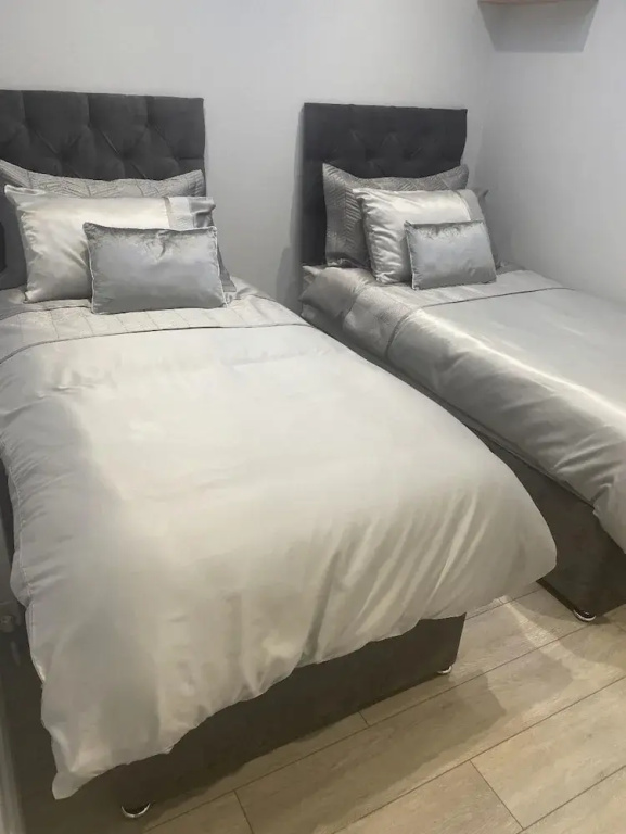 Modern 3-bed Apartment in Magherafelt Sleeps 8