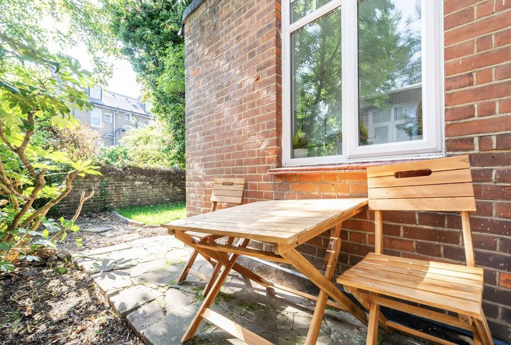 Beautiful 1-bed Apartment With Garden in London