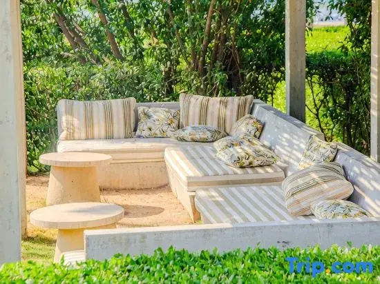 Apt 2 rooms with private beach and ideal pool