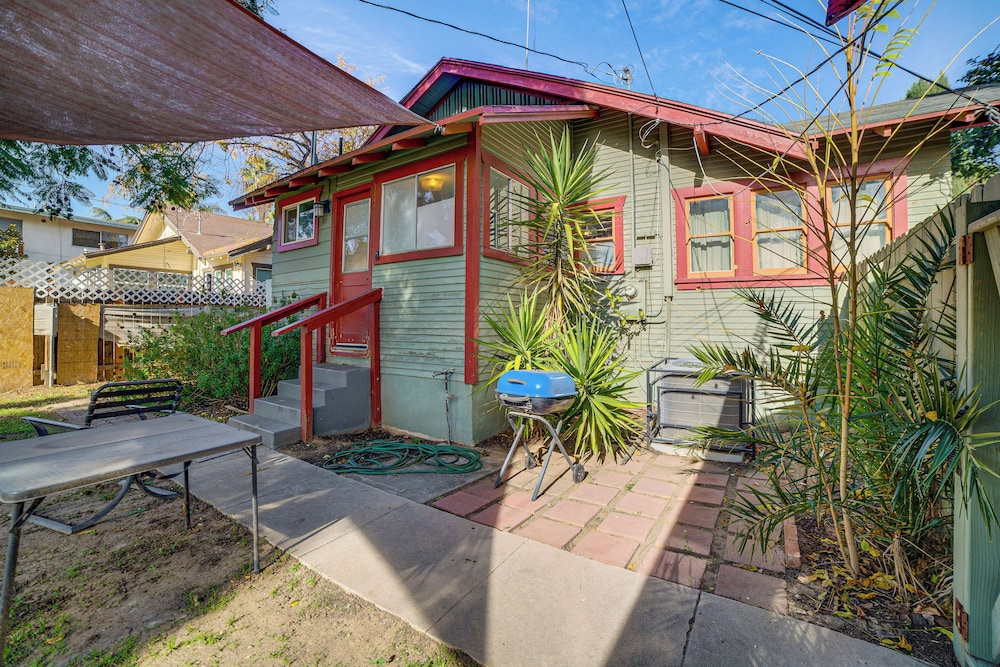 Home 1/2 Mi to Dtwn Riverside: Families Welcome!