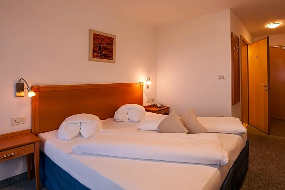 Standard Double room with balcony (full double bed)