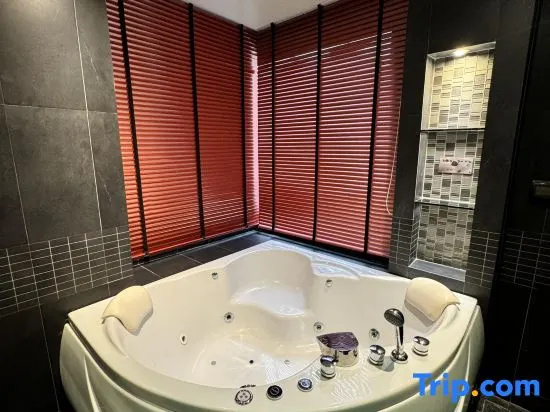 L08 Bangla Suites, Modern Studio On Bangla Road