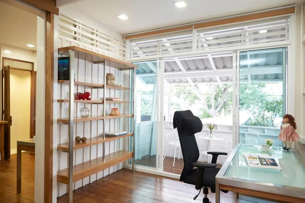 標準雙人房，設有露台及雙人床