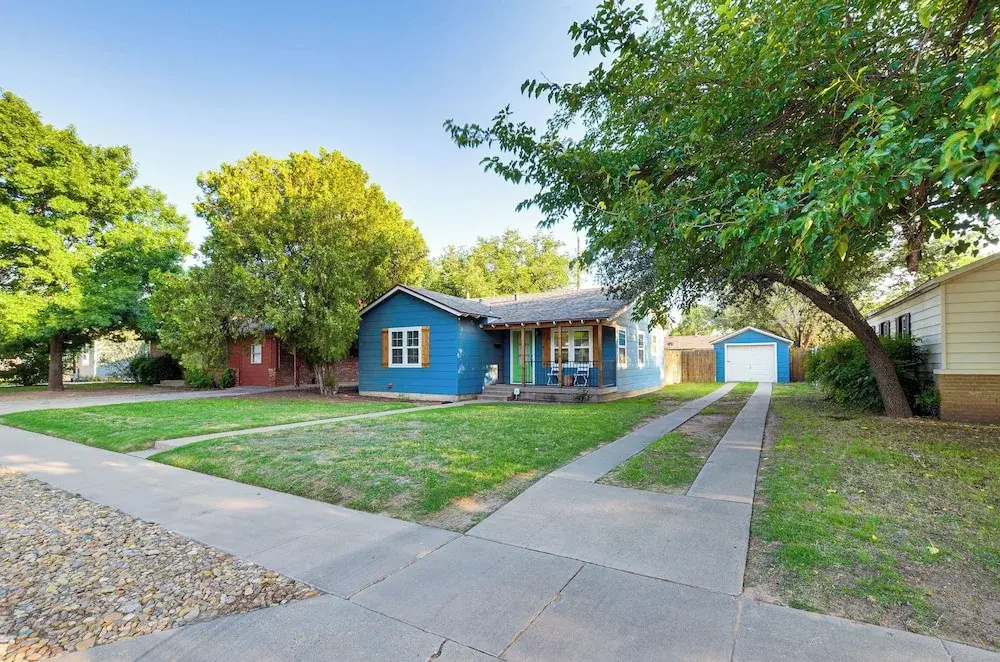 Chic Home ~ 2 Mi to TTU w/ Grill & Yard in Lubbock