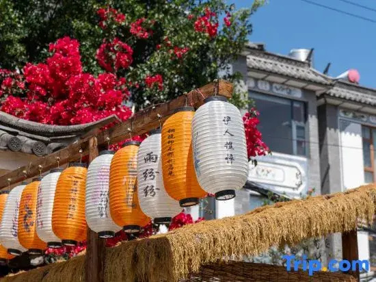 Pure and Innocent · Chinese Style Courtyard (Erhai Longkan Pier Scenic Area Store)