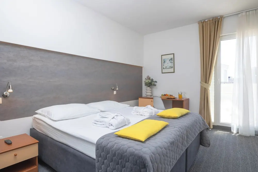 Classic Double room with balcony and with sea view (full double bed)
