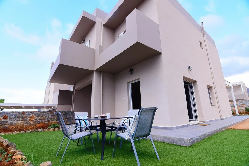 Enjoy the wonderful amenities offered by this 3 bedroom villa with its own pool