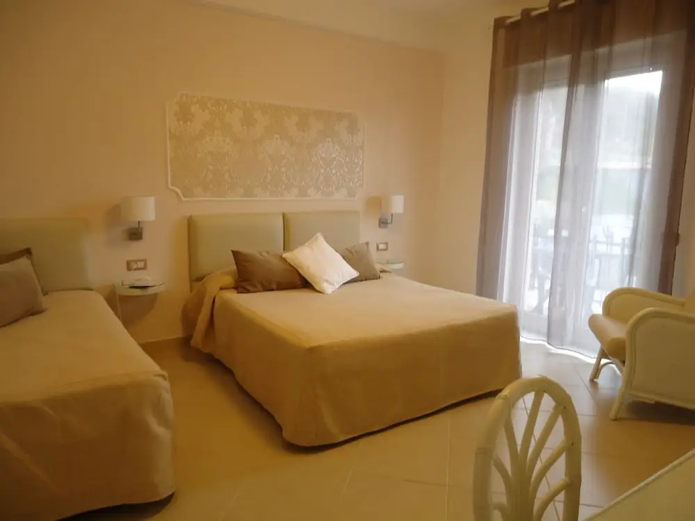 Standard Triple room with garden view