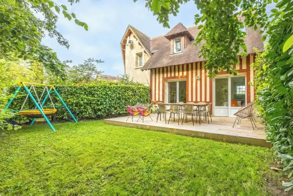 Charming House With Garden in Residence With Pool