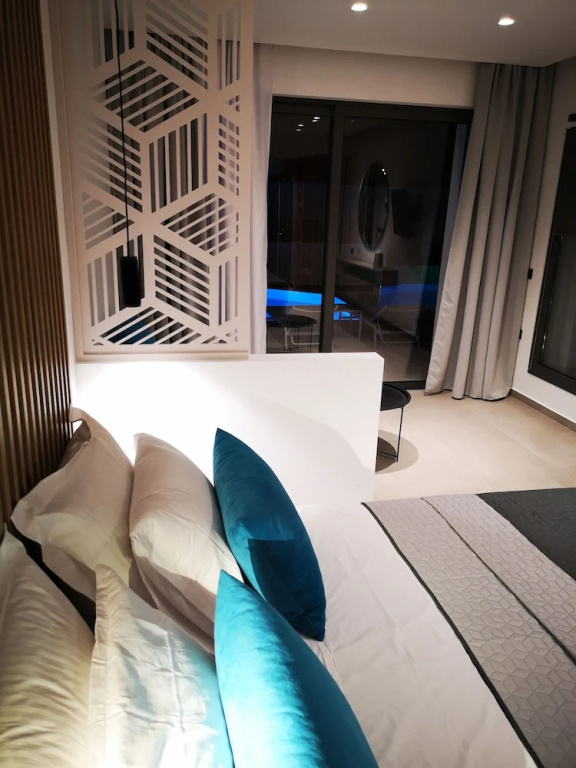 Suite with pool view