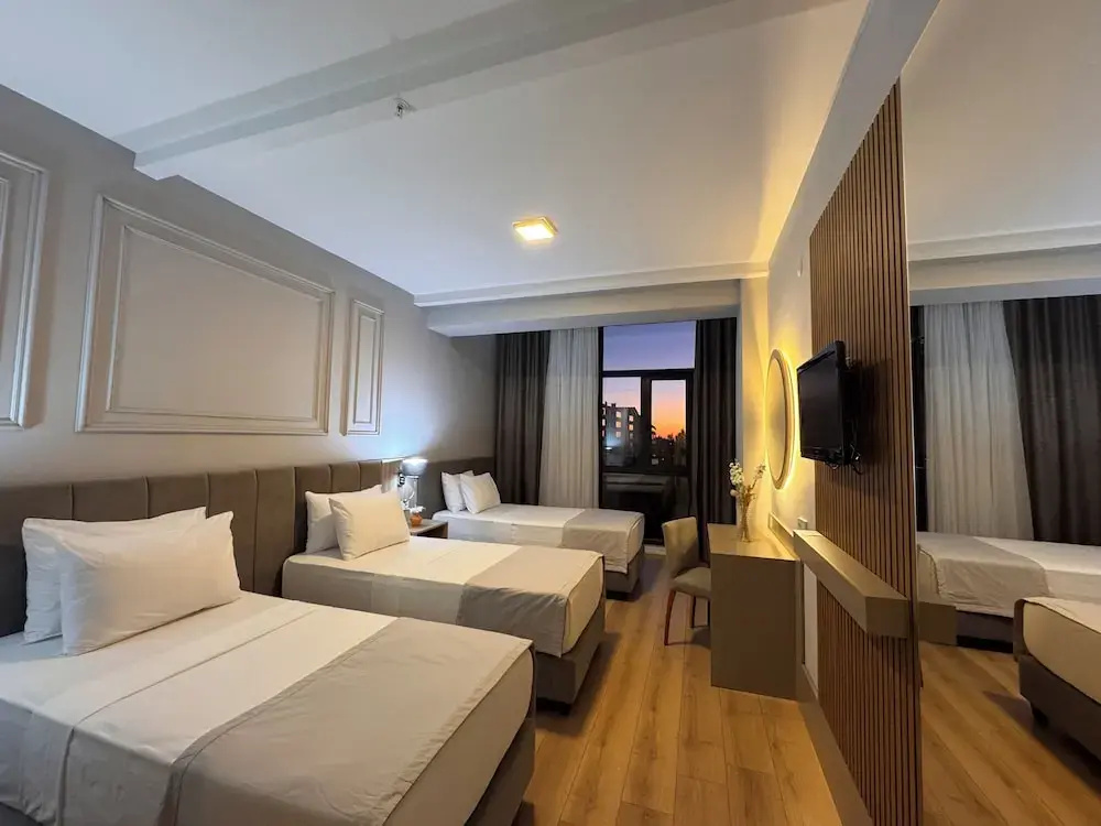 Deluxe Triple room with partial sea view