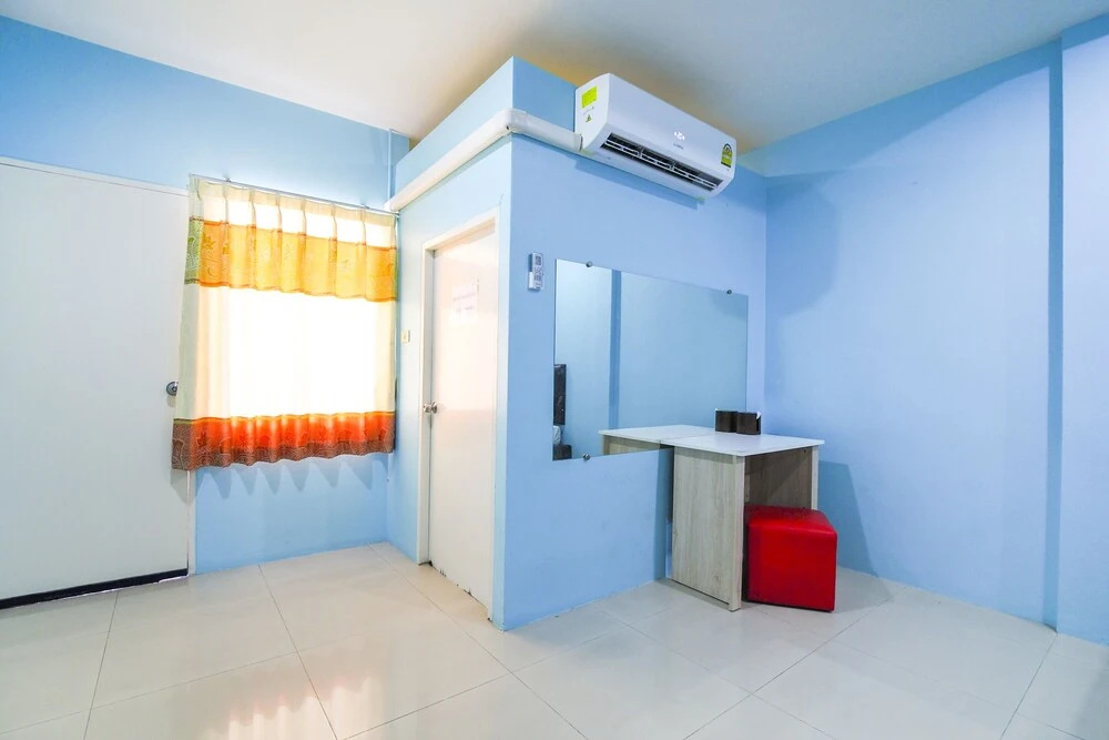 Sixsense Hotel by OYO Rooms