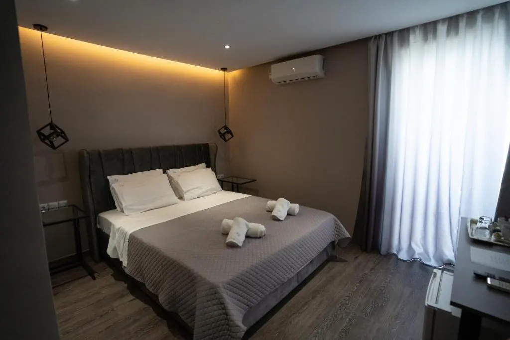 Deluxe Double room (full double bed)