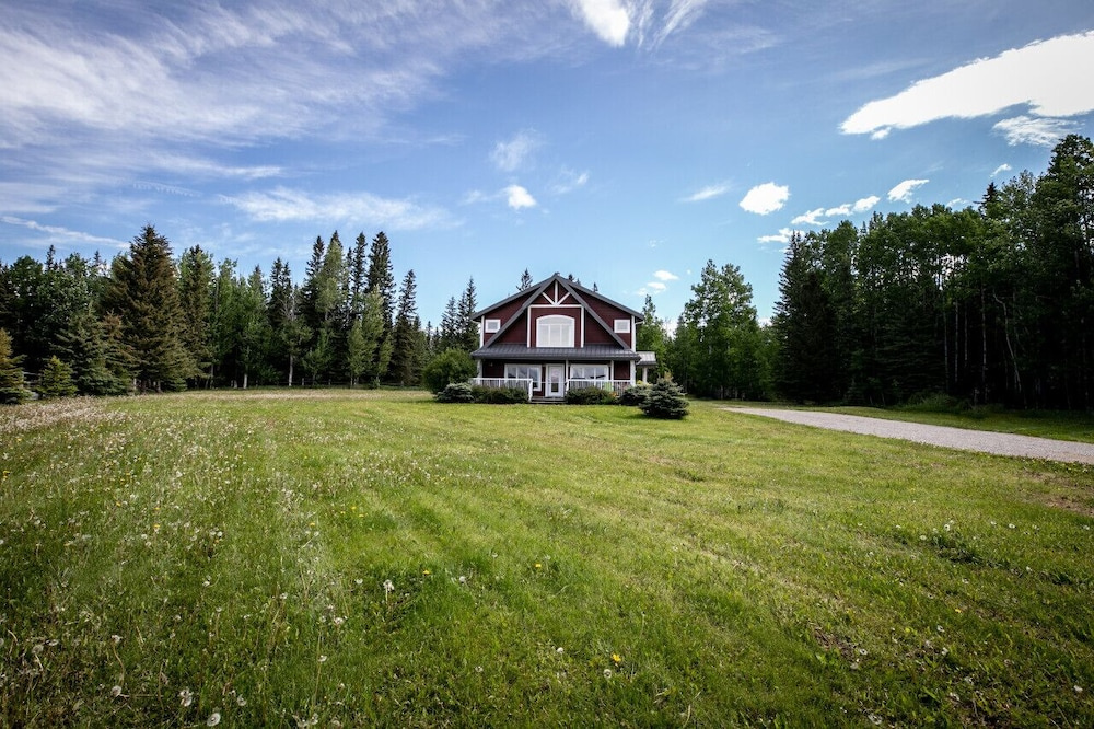 LUXURIOUS 5-Br Acreage | Year-Round Heated Pool & HotTub | Mtn View | Pool Table