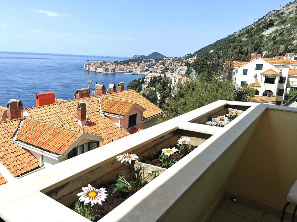 Apartment Zlatni Potok - View of the Old Town & Free Parking & 15 Minute Walk To the Center