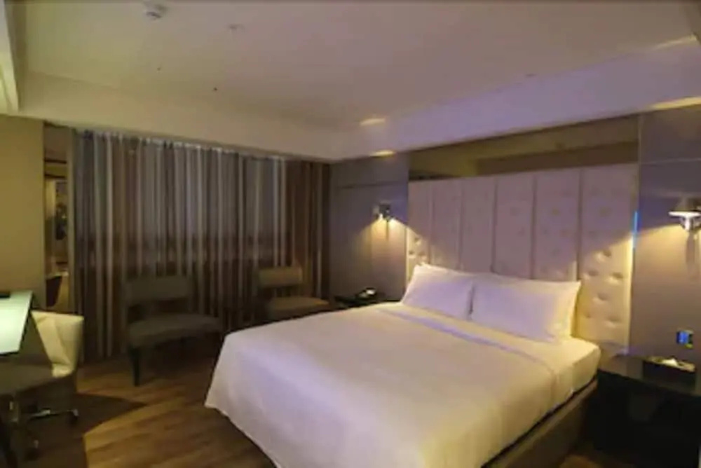 Business Double room (full double bed)