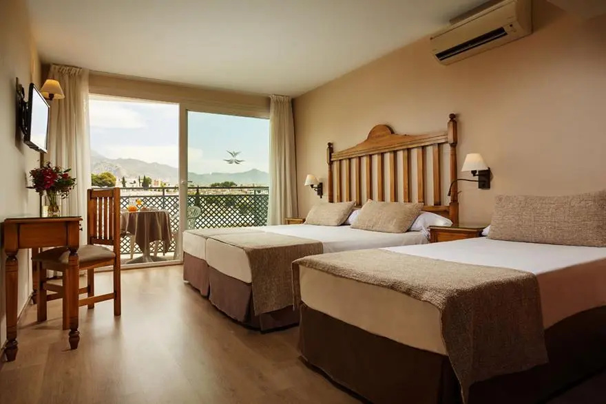 Standard Triple room