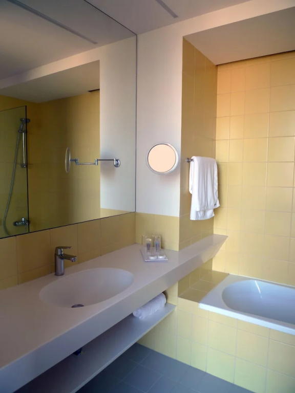 Deluxe Double room with balcony (full double bed)