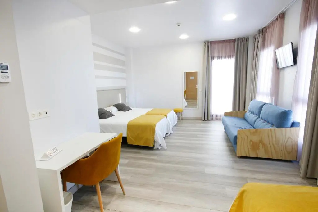 Standard Triple room