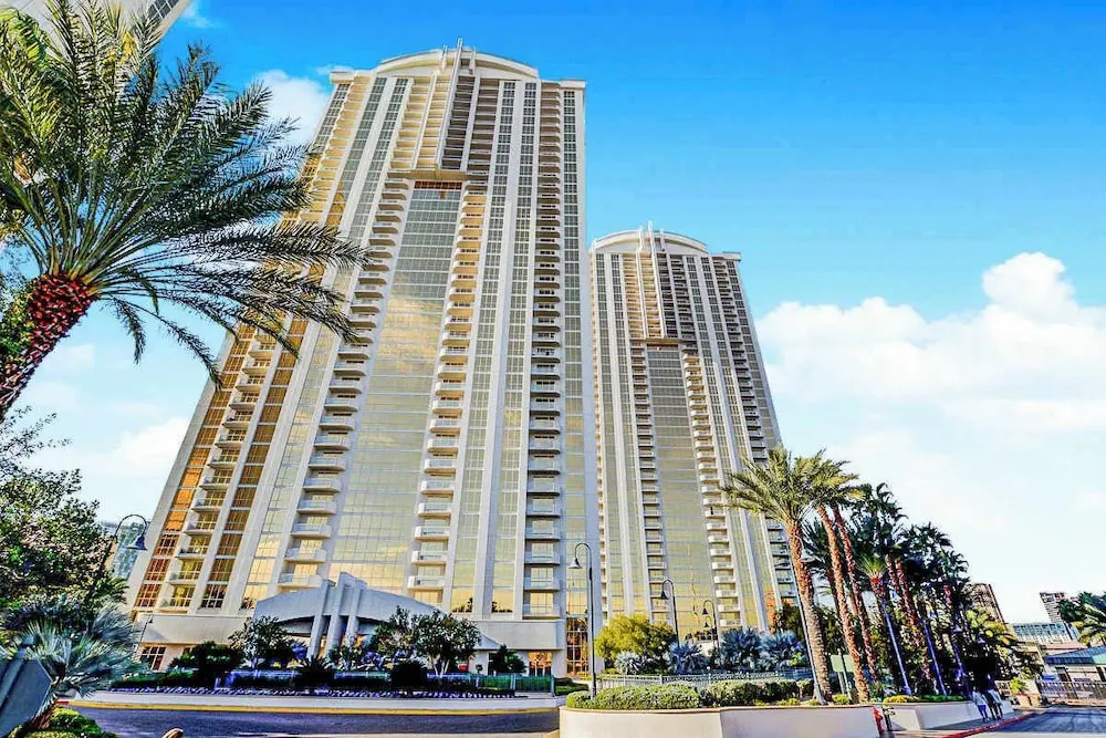 Incredible Studio Strip Views 10609
