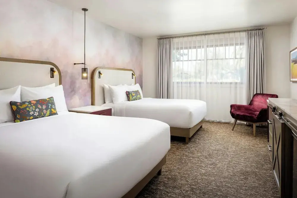 Standard Quadruple room with city view