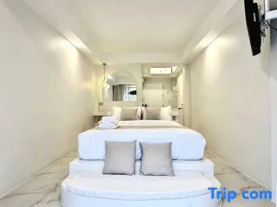 Standard Double room with pool view (full double bed)