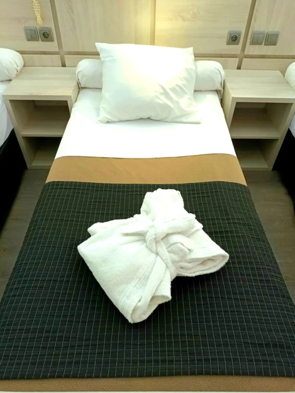Standard Triple room with courtyard view