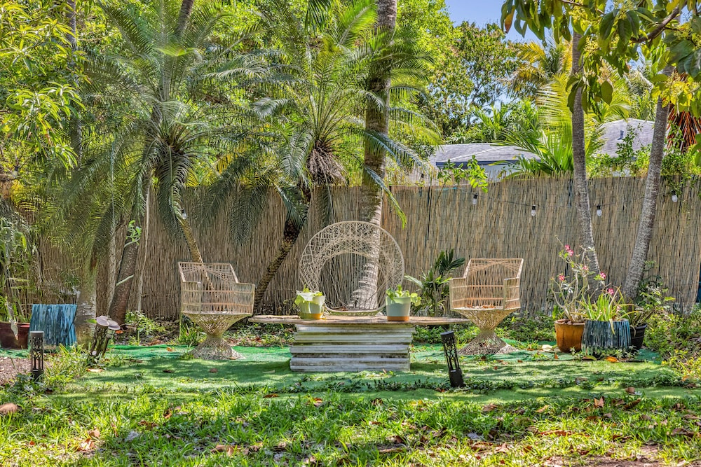 Artful Room With private courtyard