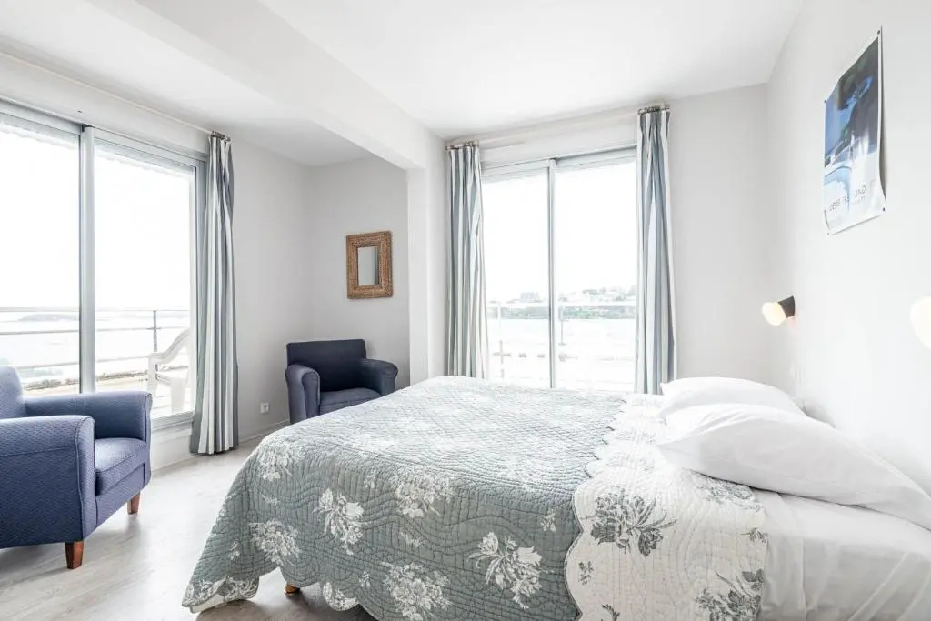 2 Bedrooms Apartment with sea view