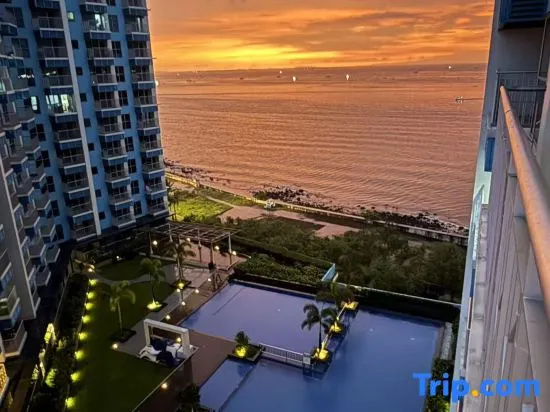 Modern Boutique Seaview Sunset 1BR with 2 Infinity Pools Next to Okada Airports MOA