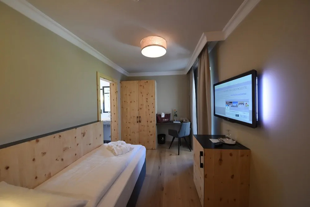 Standard Single room with balcony and with mountain view