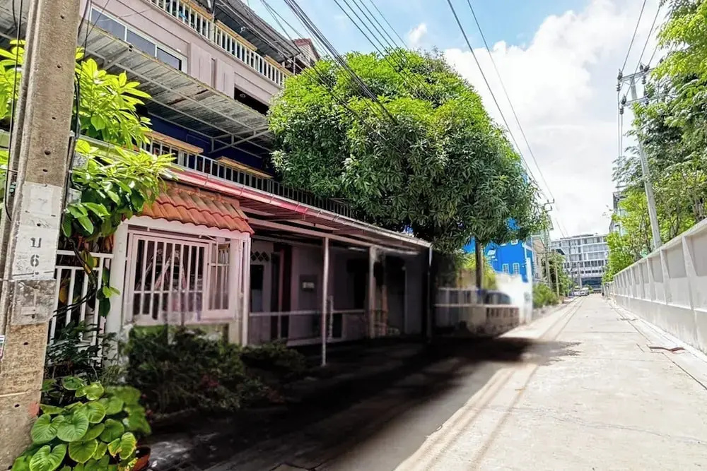 Sunshiny-BB Hostel near Punnavithi BTS station — фото