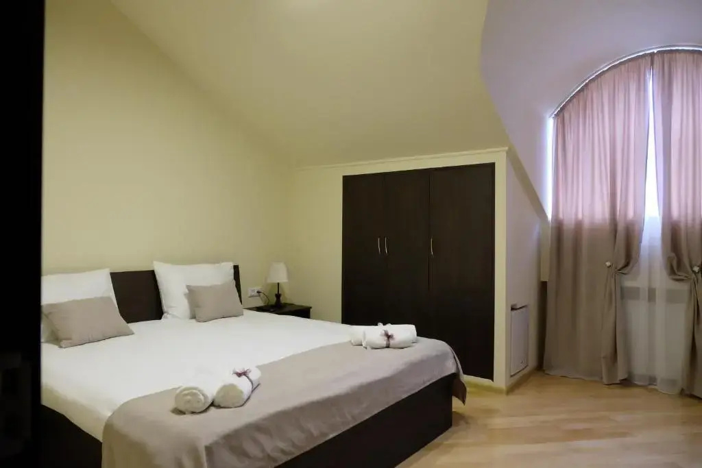 Double room (full double bed)