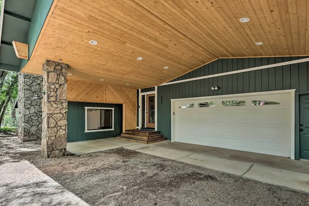 Deck + Yard: Family-friendly Pinetop Retreat