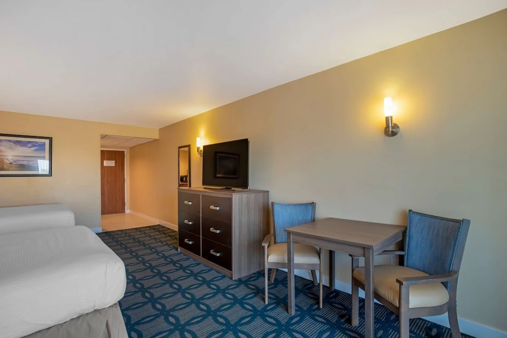 Четырёхместный номер Standard с балконом в Best Western Plus Ocean City