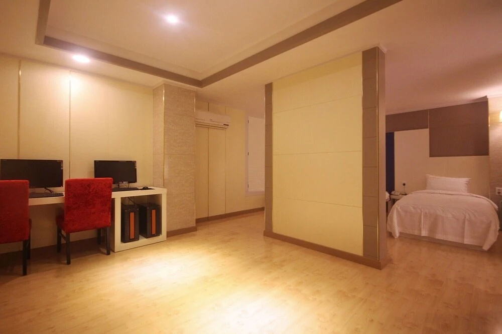 Lobby & Reception