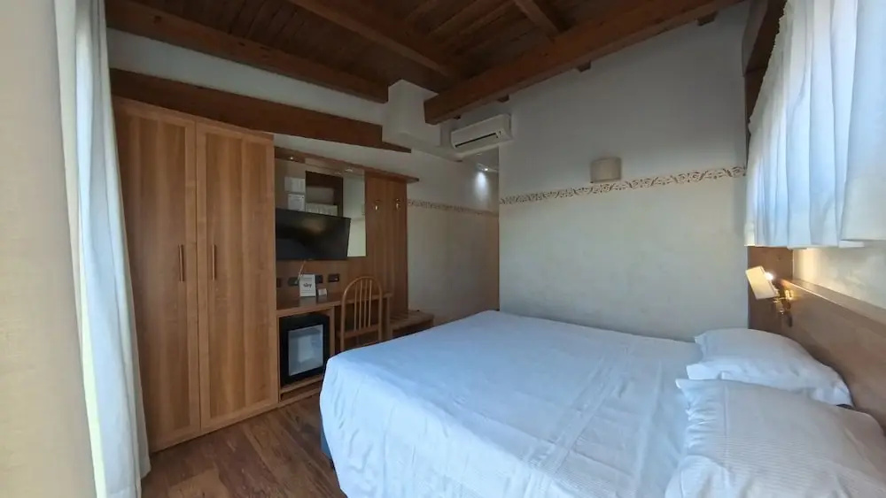 Superior Double room with balcony (full double bed)