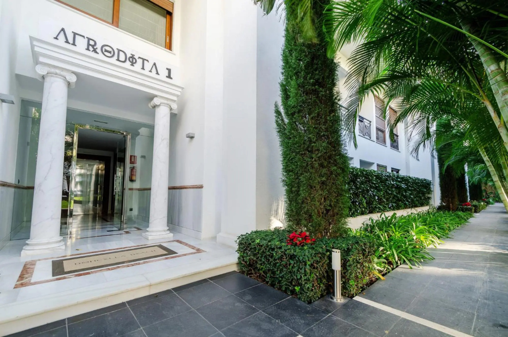 Luxury Apartment Frontal To The Sea In Estepona Doncella Beach