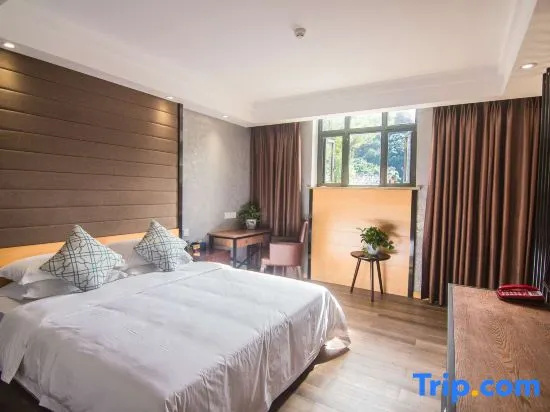 Deluxe Double Suite (full double bed)